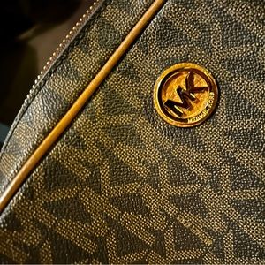 michael kors logo crossbody